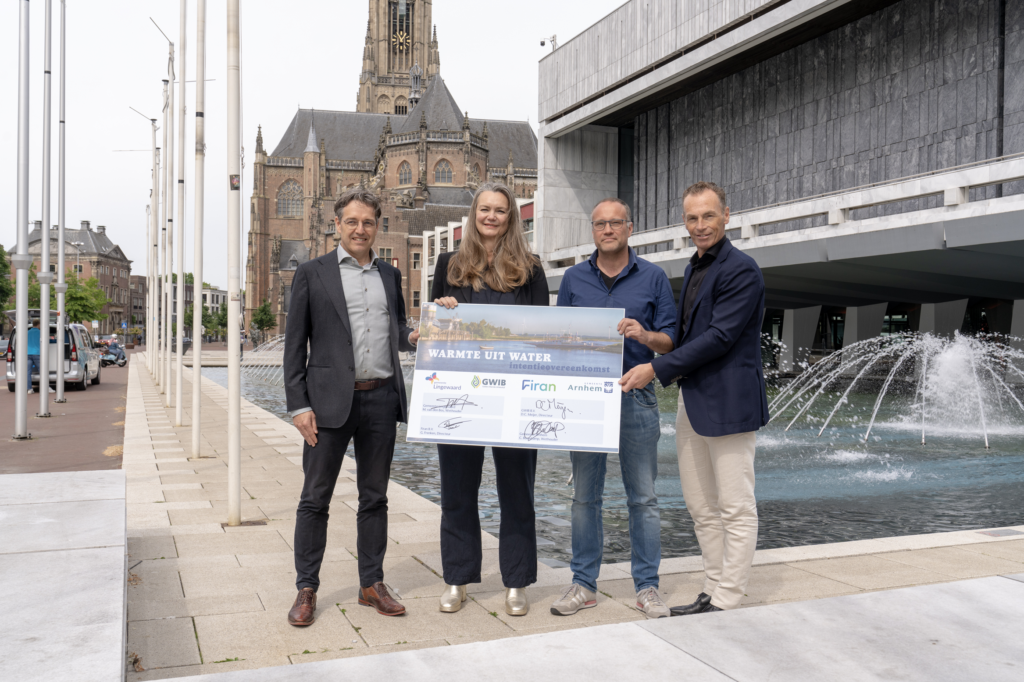 Eind mei 2025 ondertekenden (vlnr) Guido Frenken (directeur warmte en waterstof bij Firan), Cathelijne Bouwkamp (wethouder gemeente Arnhem), Maarten van den Bos (wethouder gemeente Lingewaard) en Detlef Meijer (directeur GWIB) de intentie om samen te werken aan warmte uit water. 